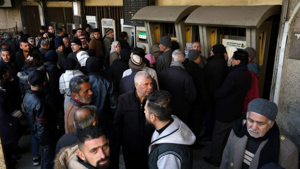 Suriye'de bankalar açıldı ama içinde işlem yapacak para yok
