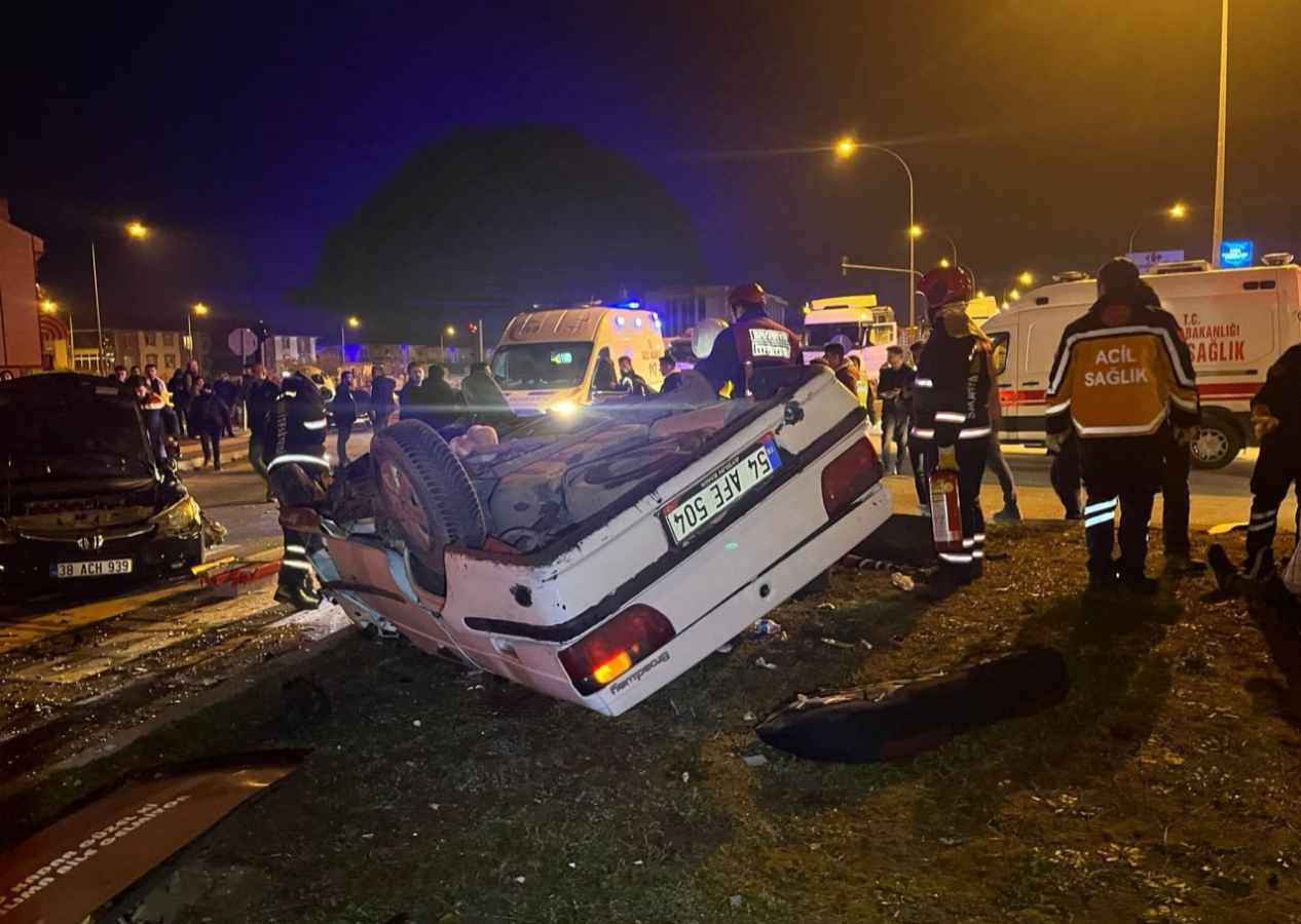 Sakarya'da son dakika: Kavşakta 2 araç çarpıştı 5 kişi yaralandı...