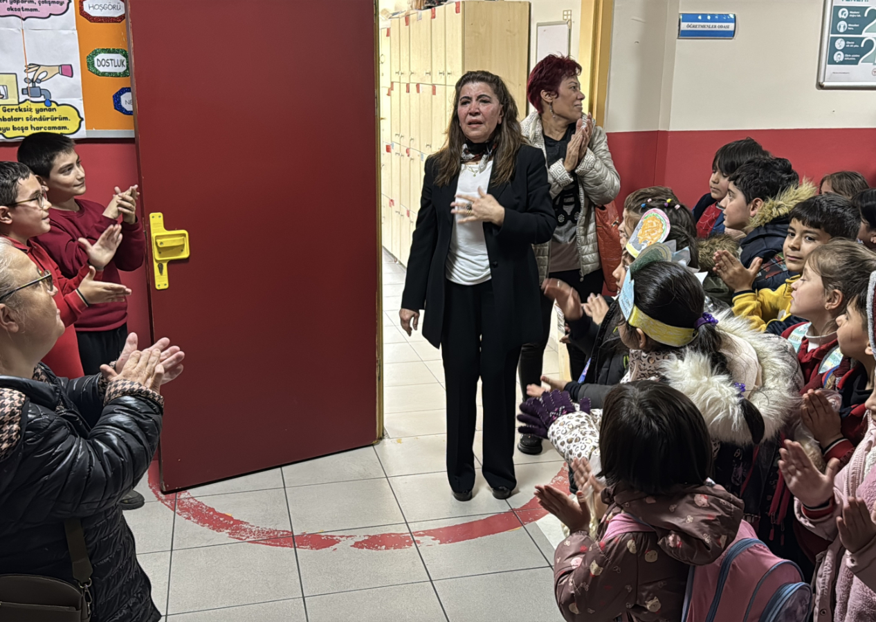 Binlerce öğrenci yetiştirdi! Meslek aşkı ile tanınan 46 yıllık öğretmen göreve başladığı okuldan emekli oldu...