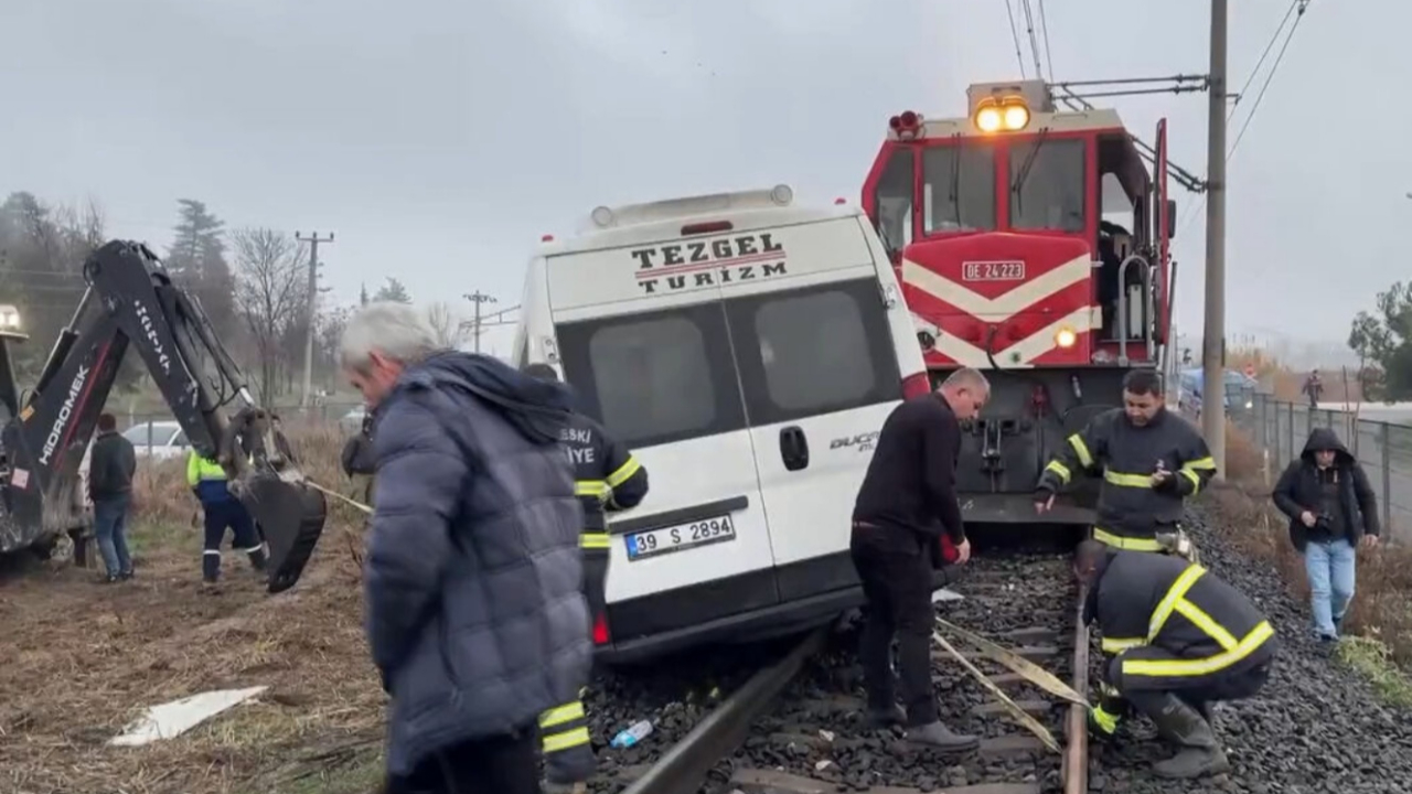 Kırklareli'nde yük treni fabrika servisine çarptı: Yaralılar var!