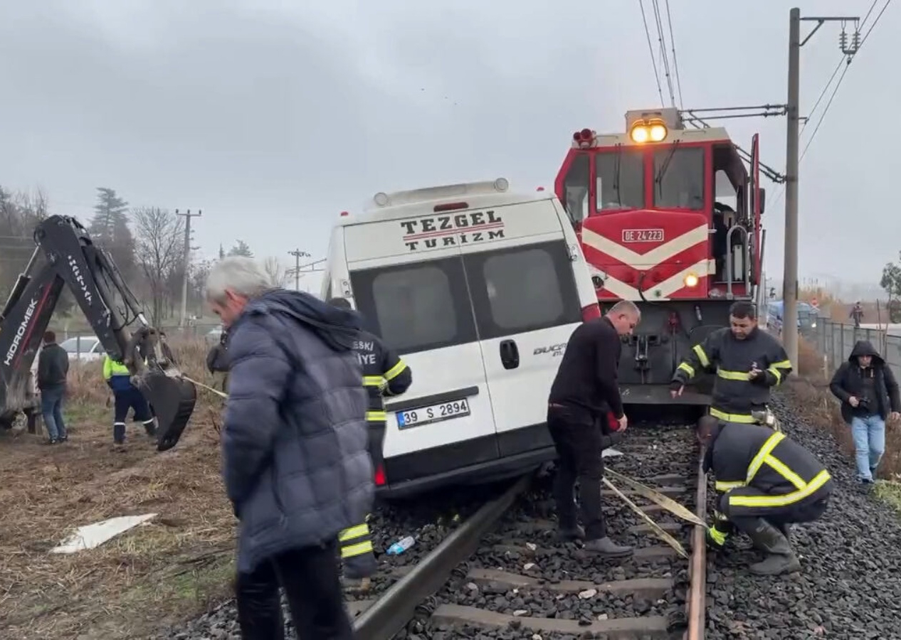 Kırklareli'nde yük treni fabrika servisine çarptı: Yaralılar var!