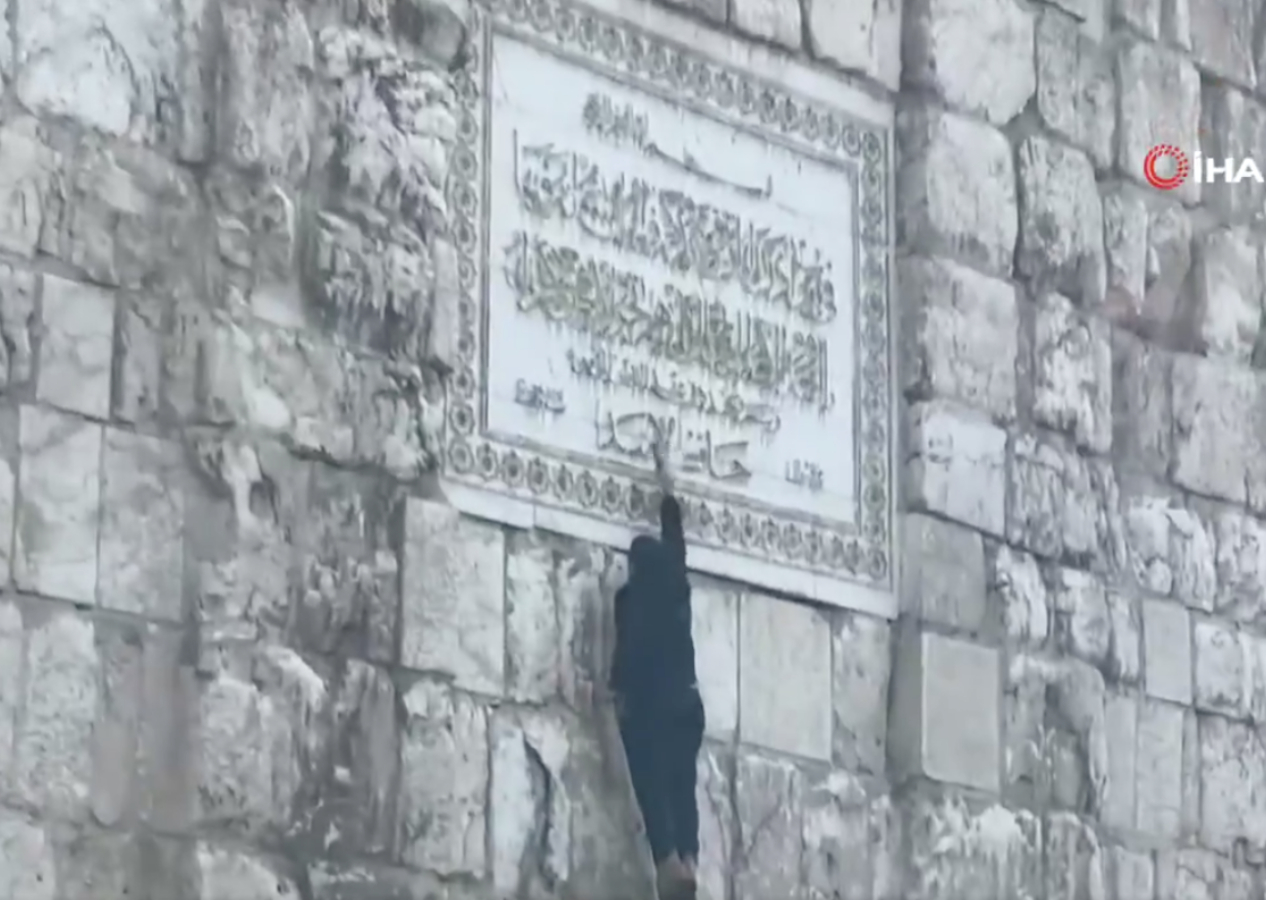Şam'daki Emevi Camii'nde tarihi anlar! Esad'ın ismi çekiçle kazındı...