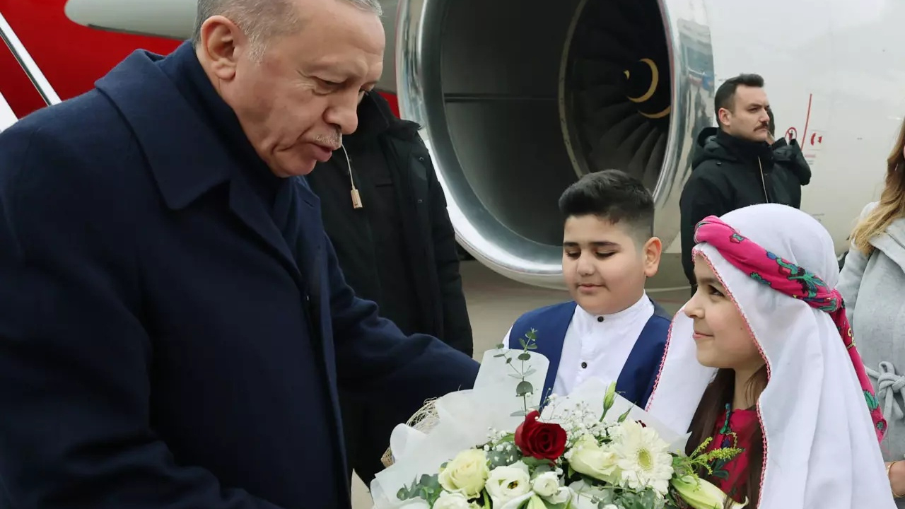 Cumhurbaşkanı Erdoğan Mardin'de! Çocuklar çiçeklerle karşıladı...