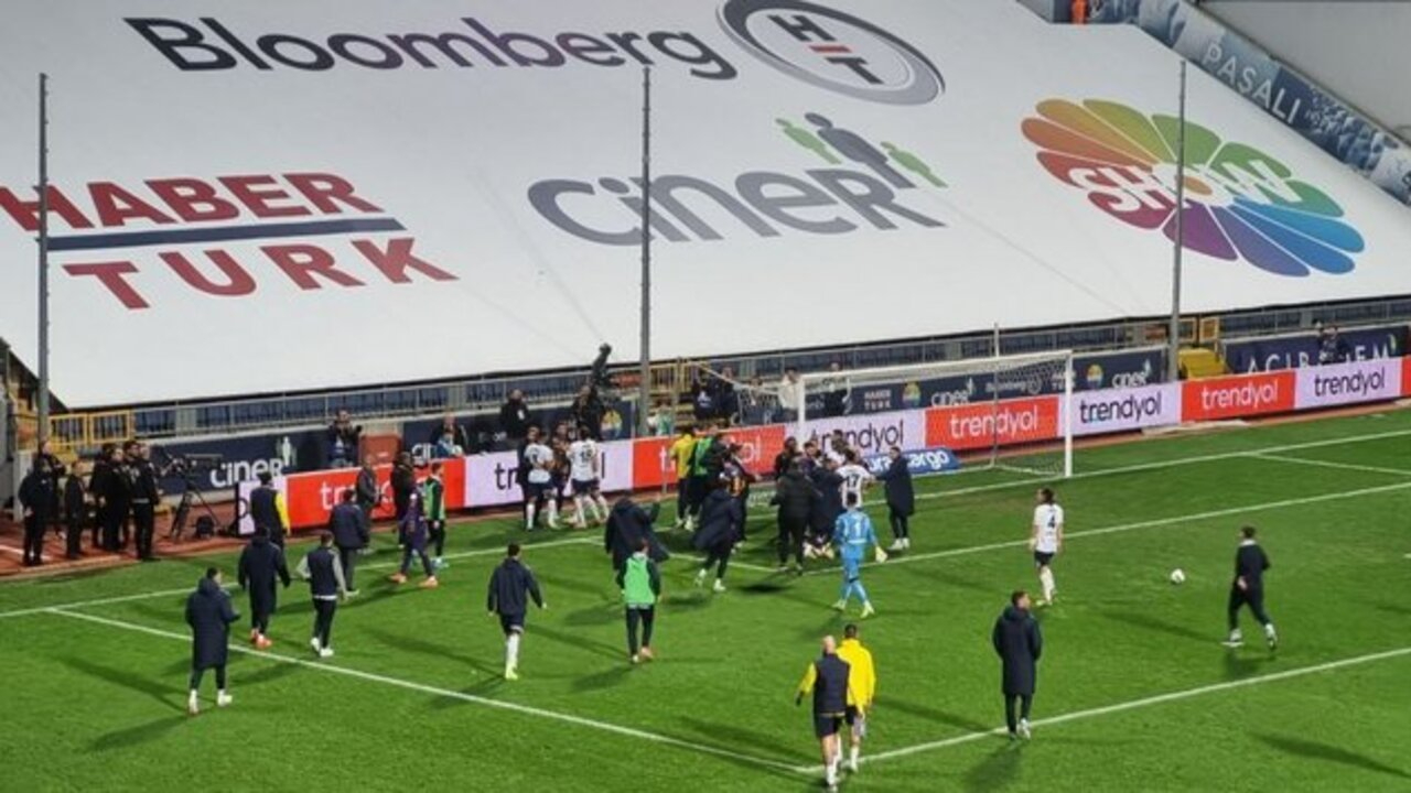 Eyüpspor - Fenerbahçe maçında futbolcular birbirine girdi!