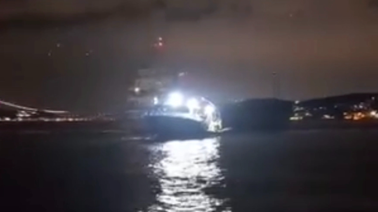 Beykoz'da kargo gemisi balıkçı ağlarına takıldı