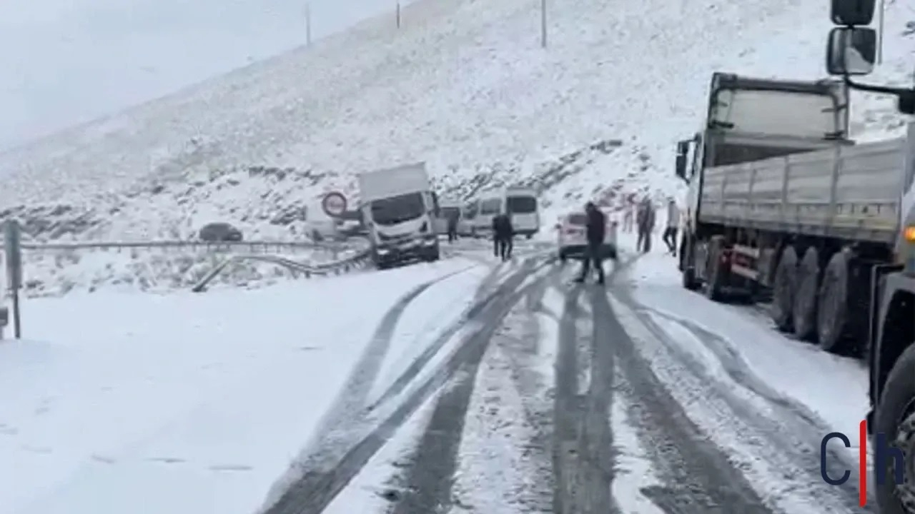 Hakkari Yüksekova'da kar yağışı hayatı olumsuz etkiledi: Yokuşu çıkamayan sürücüler mahsur kaldı...