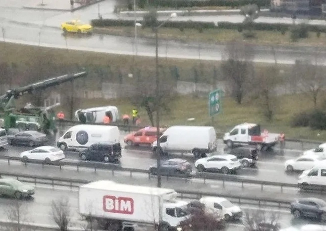 Araç takla atarak bariyerleri aştı! TEM Hasdal mevkiinde trafiği kilitleyen kaza...