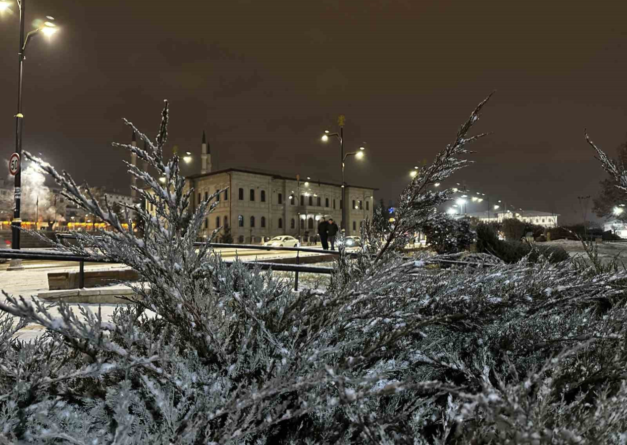 En uzun geceden masalsı görüntüler: Sivas beyaza büründü