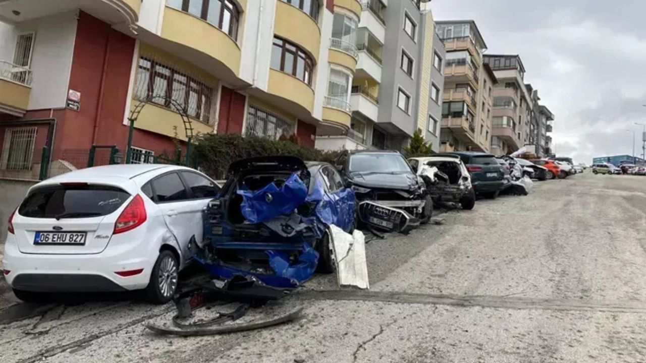 Ankara'da feci kaza! Kamyonet yokuştan kaydı 11 aracı biçti...