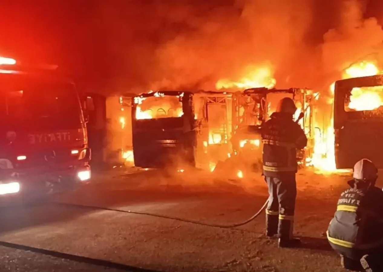 Burdur'da gece yarısı dehşeti: Otobüsler cayır cayır yandı! Kundaklama şüphesi!