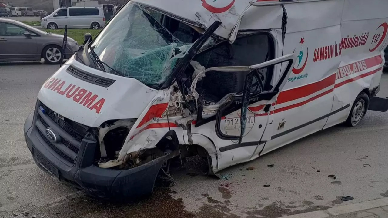 Samsun'da TIR ile ambulans kavşakta çarpıştı!