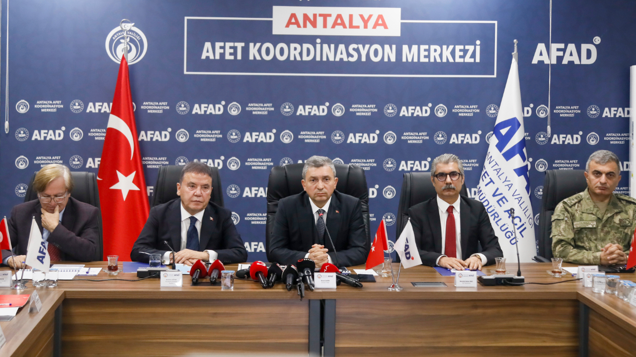 Antalya'da yaşayanlar dikkat!  ‘Turuncu kod’ uyarısı yapılan kentte taşımalı eğitime 1 gün ara verildi