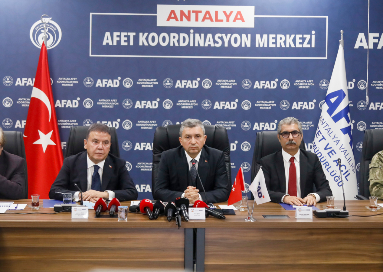 Antalya'da yaşayanlar dikkat!  ‘Turuncu kod’ uyarısı yapılan kentte taşımalı eğitime 1 gün ara verildi