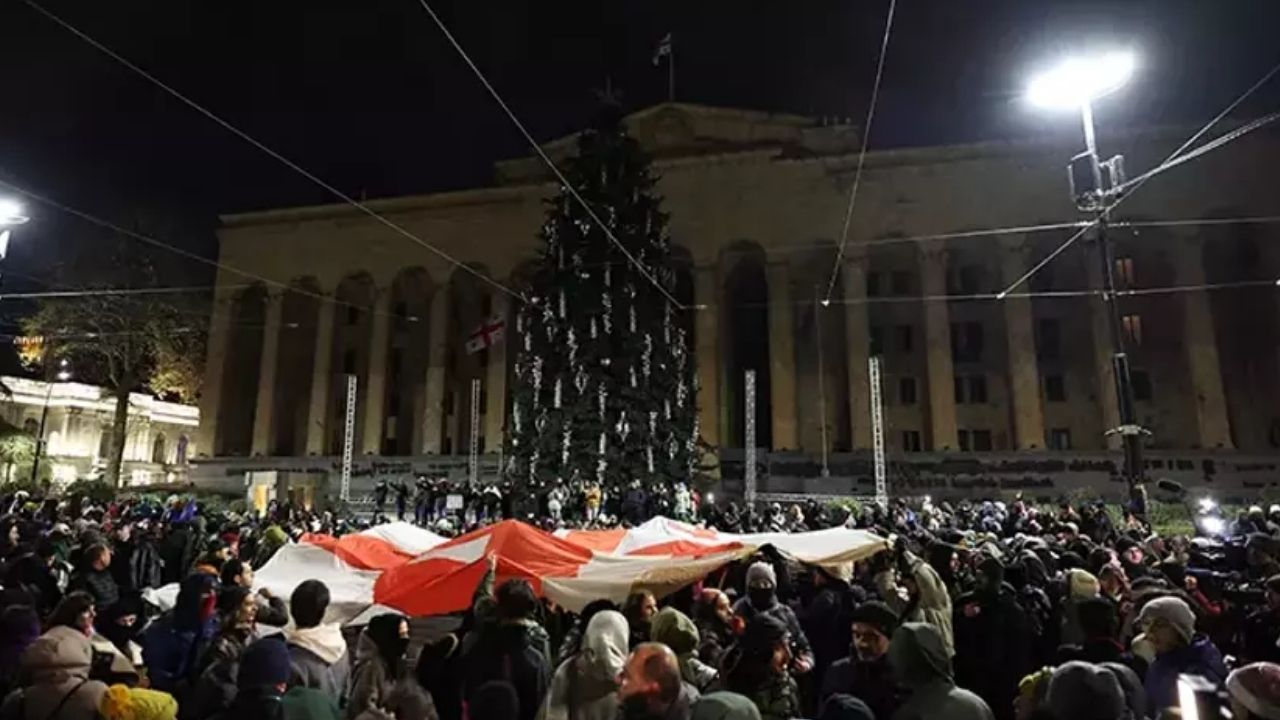 Gürcistan'da siyasi kriz derinleşiyor: Cumhurbaşkanı Zurabişvili, seçimlerin yenilenmesini talep etti
