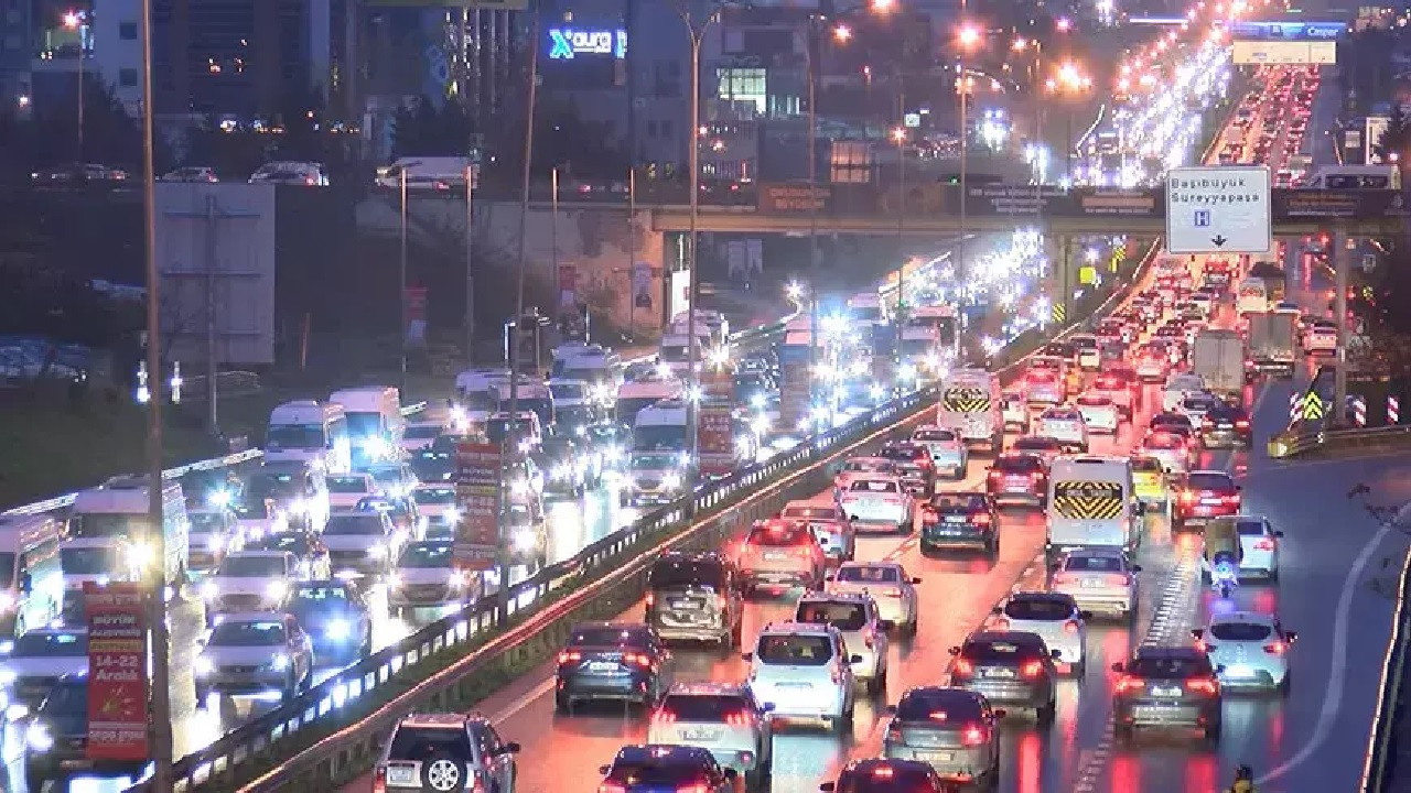 İstanbul'da trafik yoğunluğu: İş çıkış saatinde yüzde 89'a ulaştı