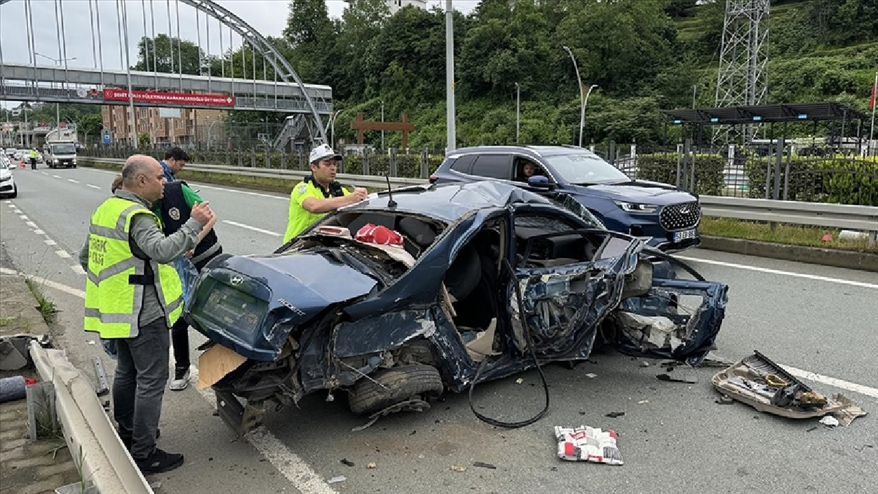 Rize'de 3 kişinin yaralandığı trafik kazası güvenlik kamerasına yansıdı...