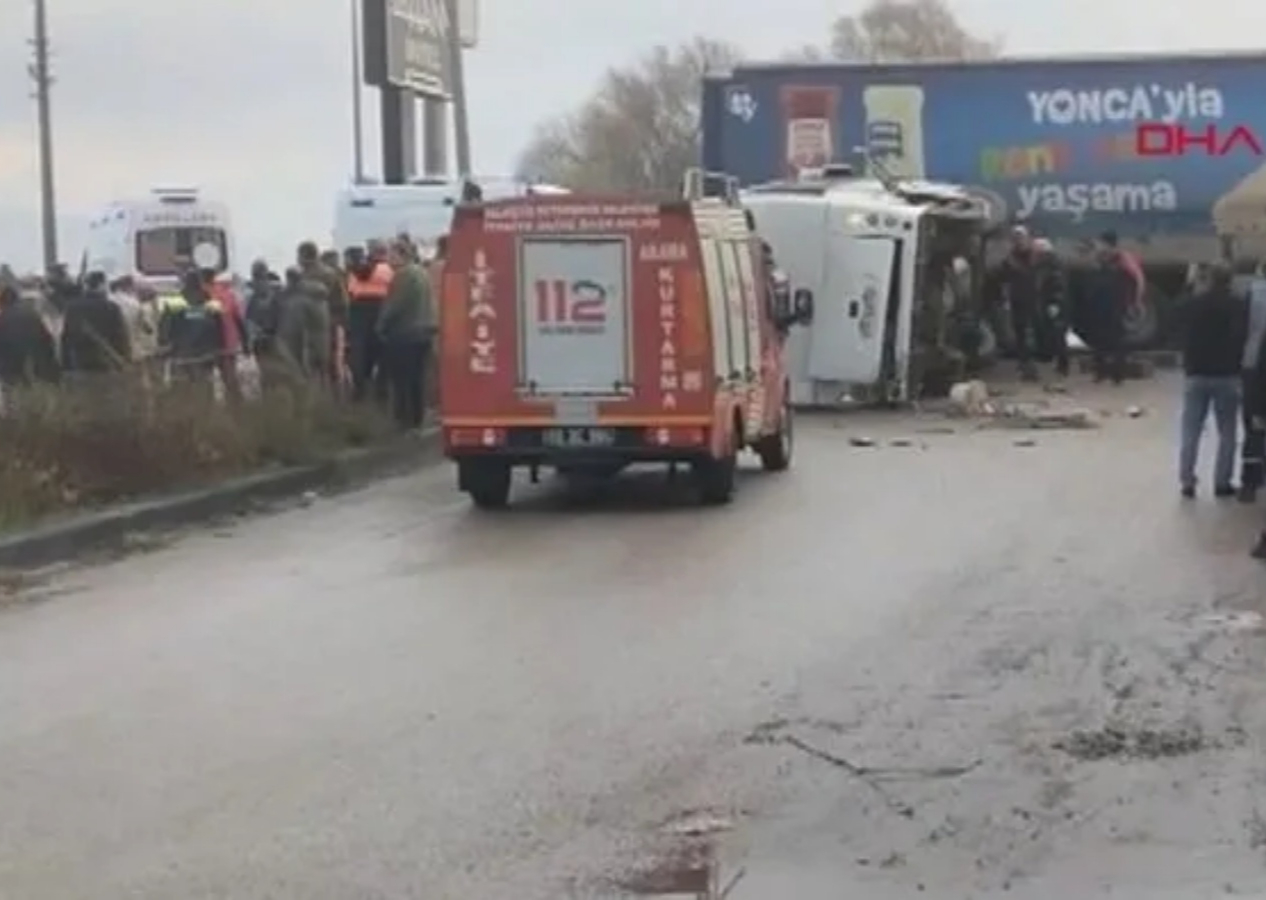 Balıkesir'de feci kaza: Öğrenci servisi TIR'la çarpıştı! 8 öğrencinin durumu ağır...