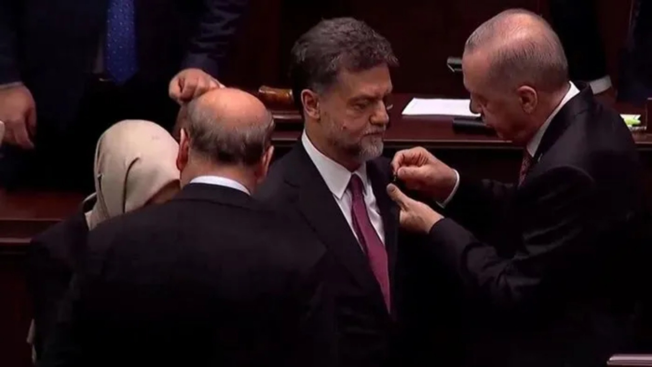 Milletvekili Mustafa Nedim Yamalı AK Parti'ye katıldı! Rozetini bizzat Cumhurbaşkanı Erdoğan taktı