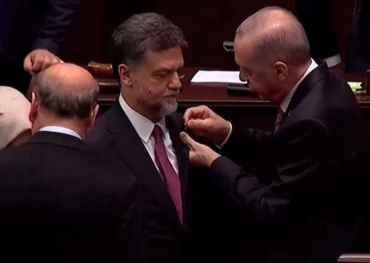 Milletvekili Mustafa Nedim Yamalı AK Parti'ye katıldı! Rozetini bizzat Cumhurbaşkanı Erdoğan taktı