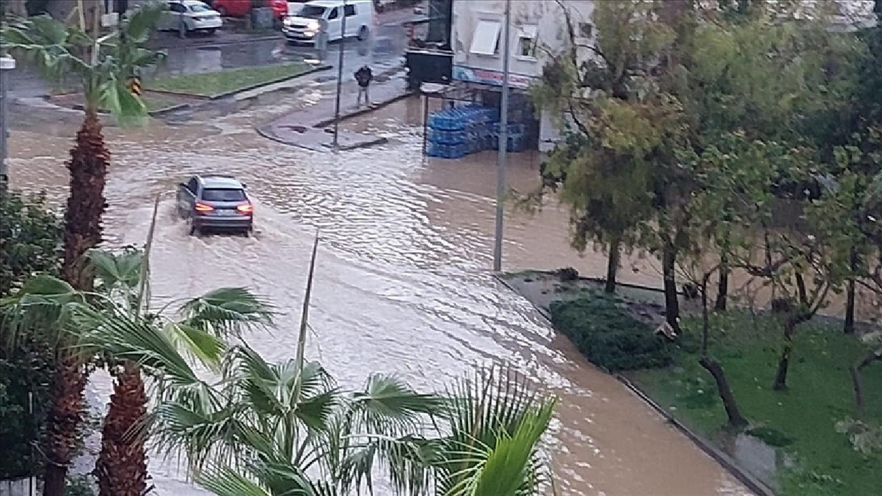 Meteoroloji uyarmıştı: Sağanak, dolu ve fırtına Manavgat’ta hayatı felç etti...