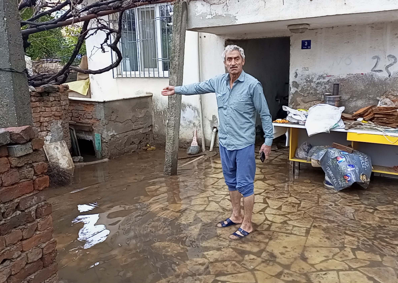 Yağış felakete dönüştü: Nazilli'de sağanak nedeniyle su basan bodrum kattaki aileyi ekipler kurtardı