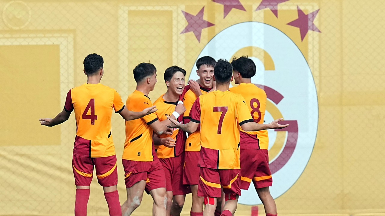 Yapı değil altyapı! Galatasaray U17 takımı Fenerbahçe'ye 7 fark attı