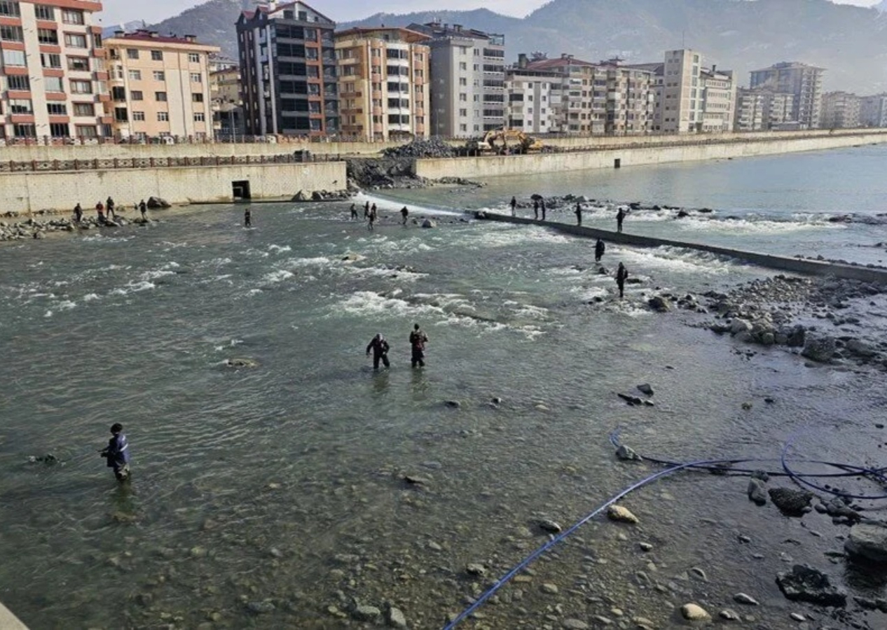 Artvin'den kaçan somonlar Gürcistan'a ulaştı! Oltasını alan, Karadeniz'e akın etti...