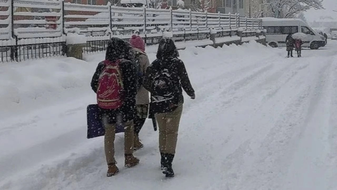Hakkari'de eğitime kar engeli! Okullar 1 gün tatil...