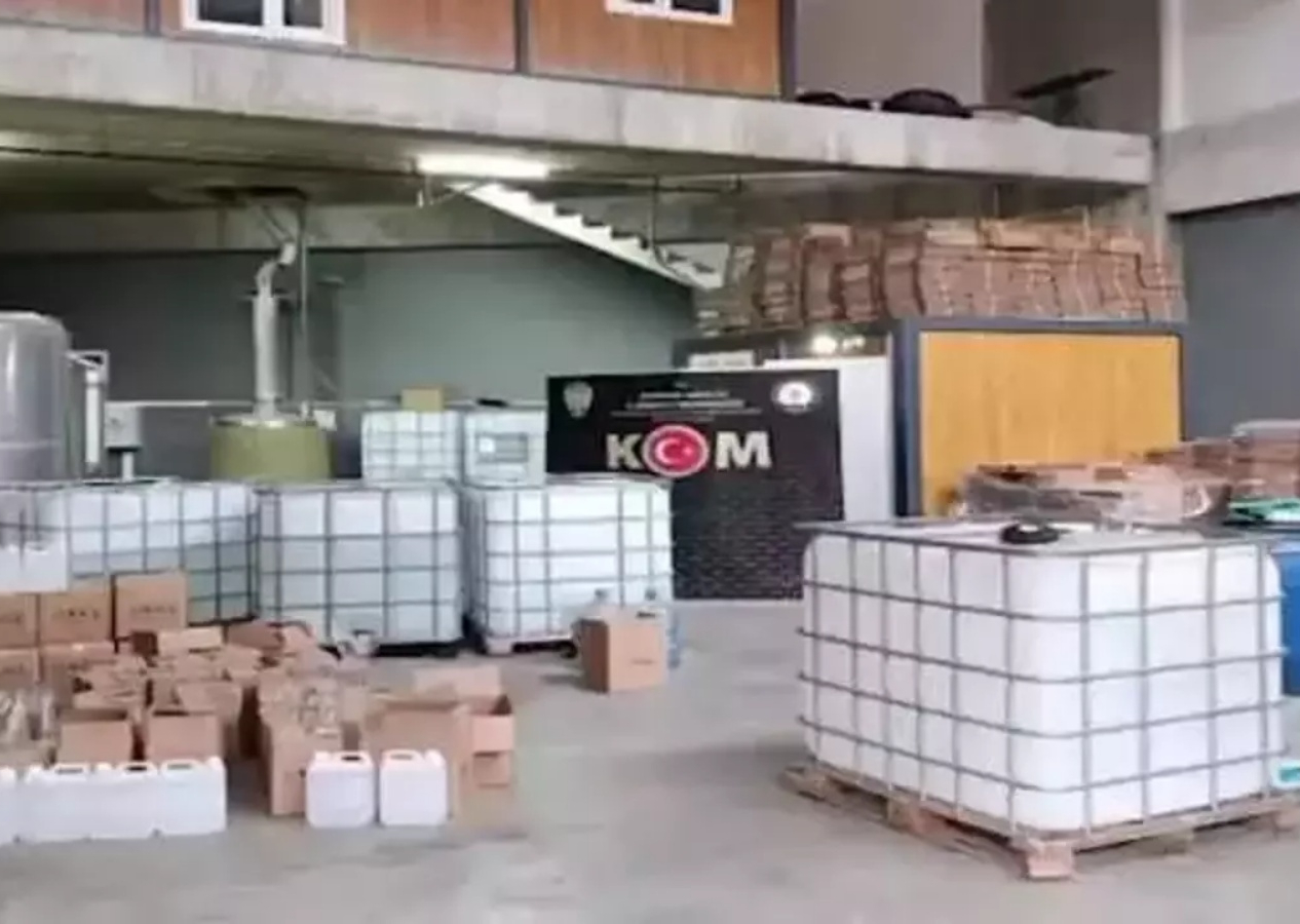 Vatandaşı zehirleyeceklerdi! 137 bin litre sahte alkol ele geçirildi! 74 milyon TL’lik vergi kaybı önlendi...