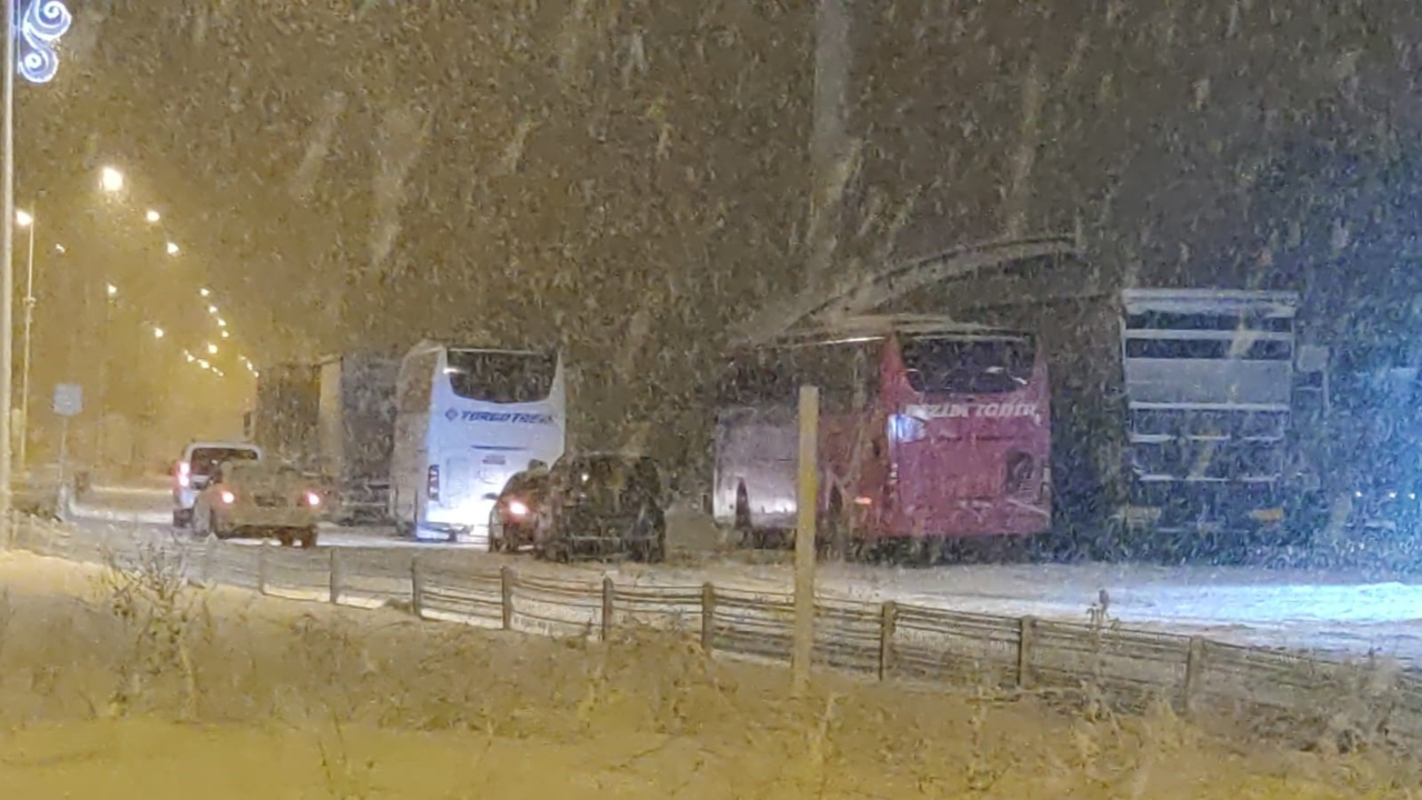 Yoğun kar yağışı başladı! Erzurum'da çok sayıda araç yolda kaldı! İşte son durum