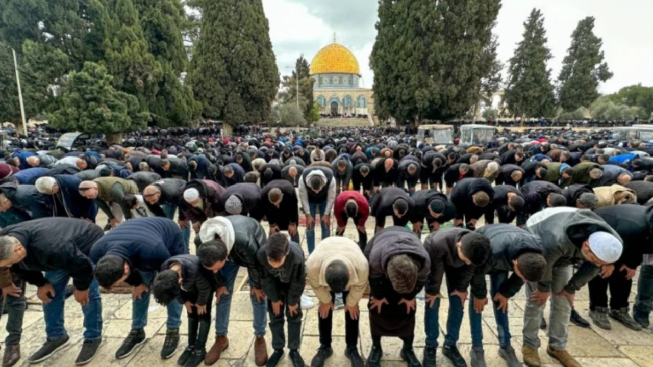 Mescid-i Aksa'da Cuma namazı!