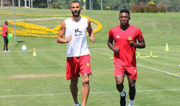 Yalçın Ayhan da modaya uydu, tekme-tokat adam dövdü!