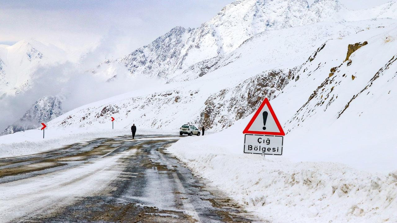 Meteoroloji'den kuvvetli yağış ve çığ uyarısı: Dikkatli olunmalı İşte son hava durumu tahminleri!