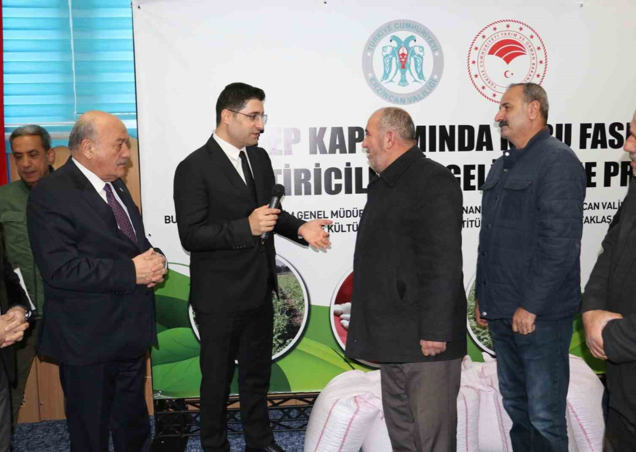Erzincan’da çiftçilere yerli ve milli tohum dağıtıldı
