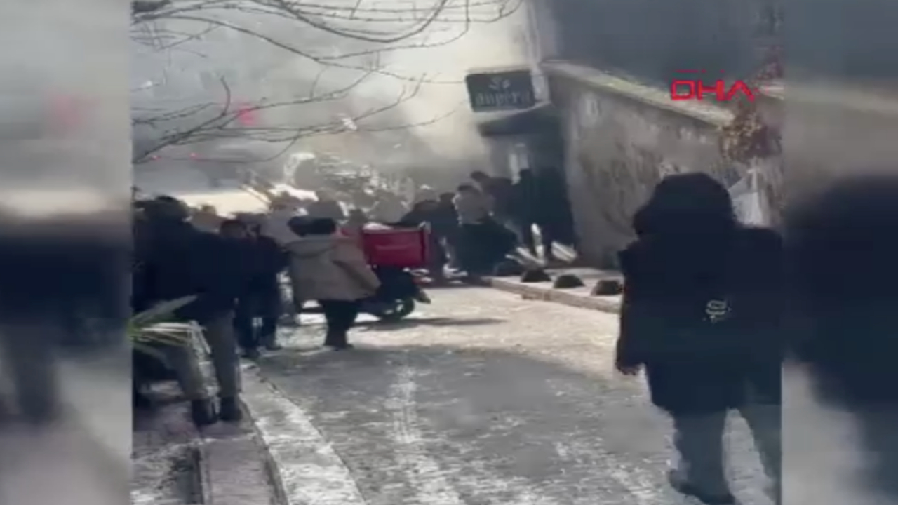 Beyoğlu'nda otel yangını! Çok sayıda ekip olay yerinde...