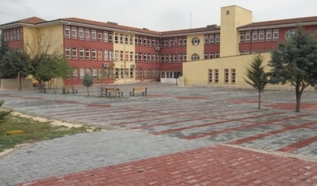 İlkokul öğrencisinin çantasından tabanca çıktı...