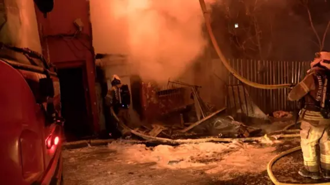 Beyoğlu'nda felaket: 3 katlı ahşap binada kül oldu! 1 kişi öldü
