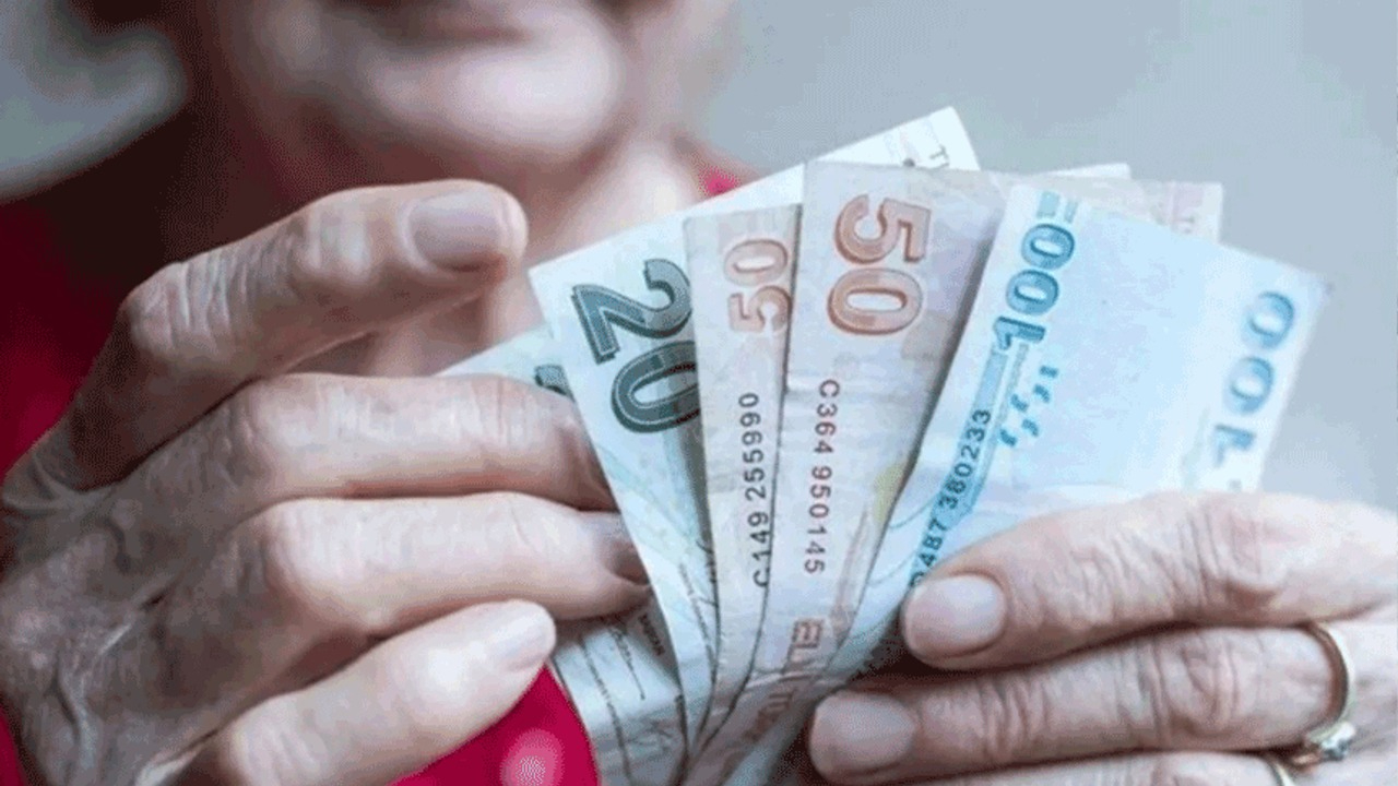 Karar veriliyor... Emeklinin gözü bayram ikramiyesinde