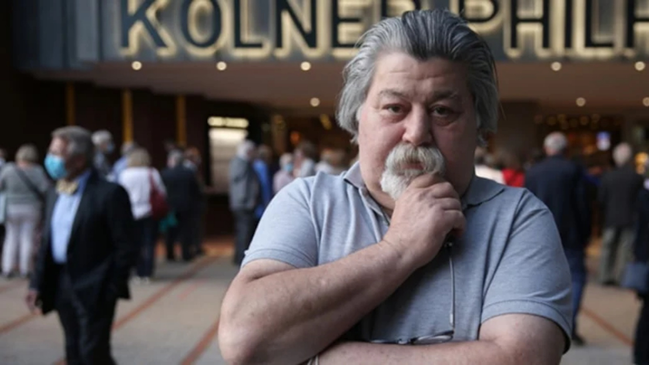 Aziz Nesin'in oğlu Ahmet Nesin hakkında "Cumhurbaşkanına Hakaret" suçlamasıyla yakalama kararı