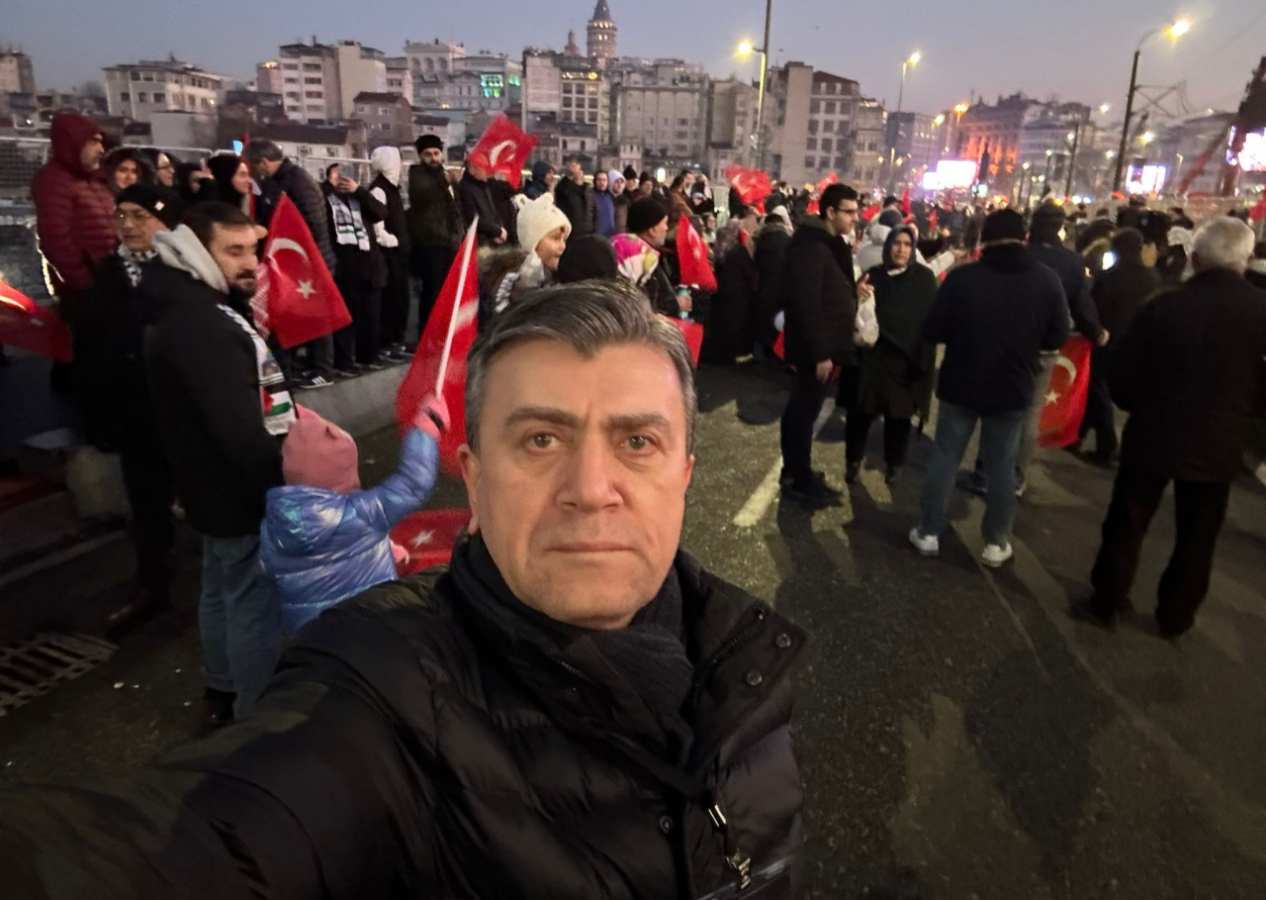 SuperHaber “Dünyaya bir güneş doğuyor” haykırışı için Galata Köprüsü’nde!