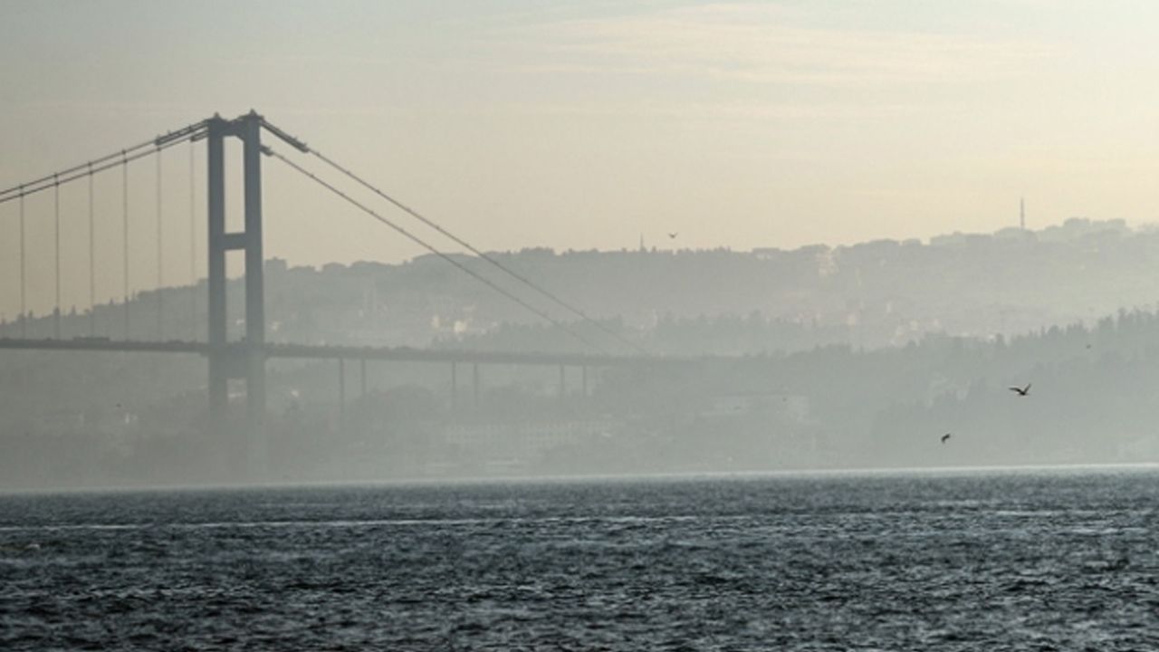 Deniz ulaşımına sis engeli: İstanbul Boğazı gemi trafiğine kapatıldı!