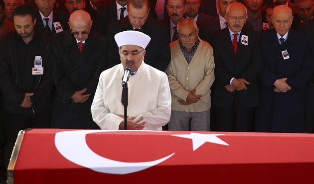 Şehit yüzbaşı böyle uğurlandı...