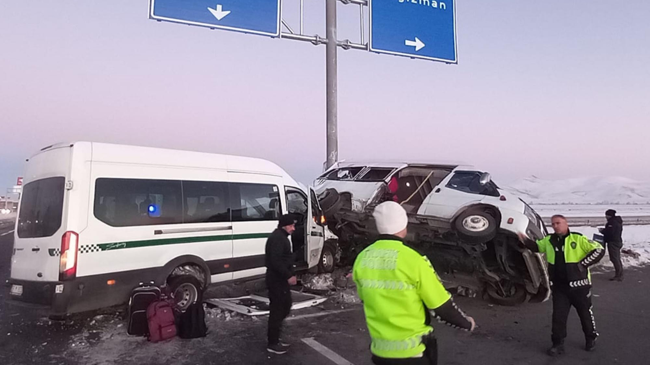Kars’ta korkunç kaza: İki minibüs çarpıştı, 27 yaralı