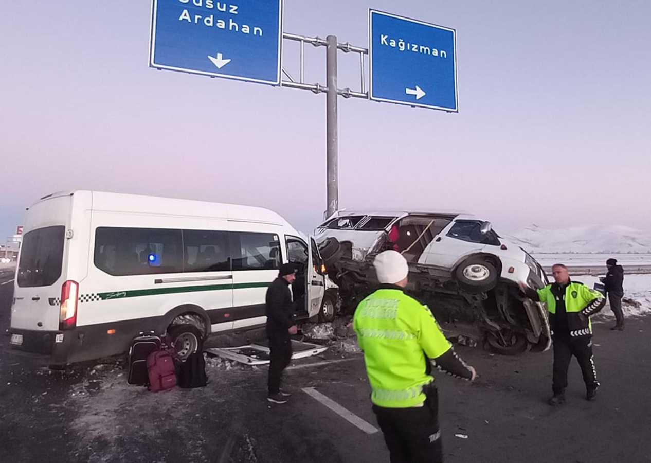 Kars’ta korkunç kaza: İki minibüs çarpıştı, 27 yaralı