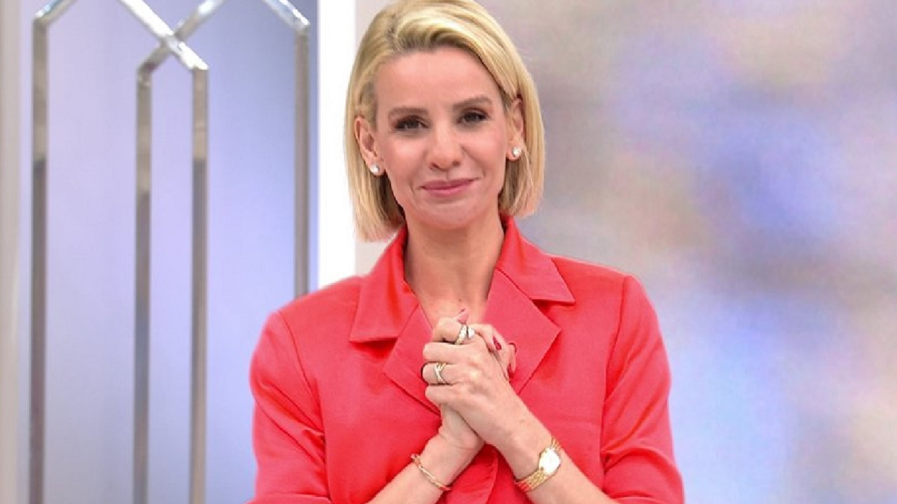 Esra Erol, tarzıyla ödül gecesine damga vurdu