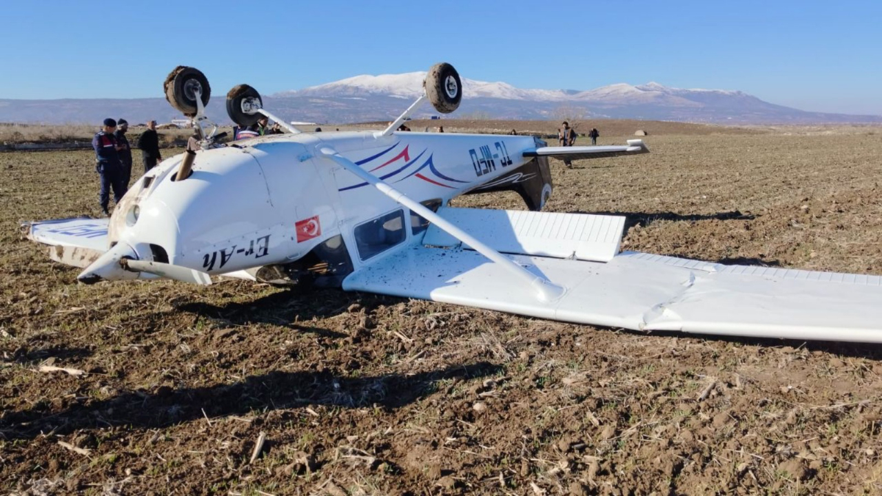 Aydın'dan kalkan eğitim uçağı, Denizli'de tarlaya düştü... Pilot yaralandı!