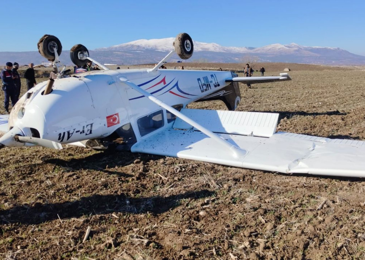 Aydın'dan kalkan eğitim uçağı, Denizli'de tarlaya düştü... Pilot yaralandı!