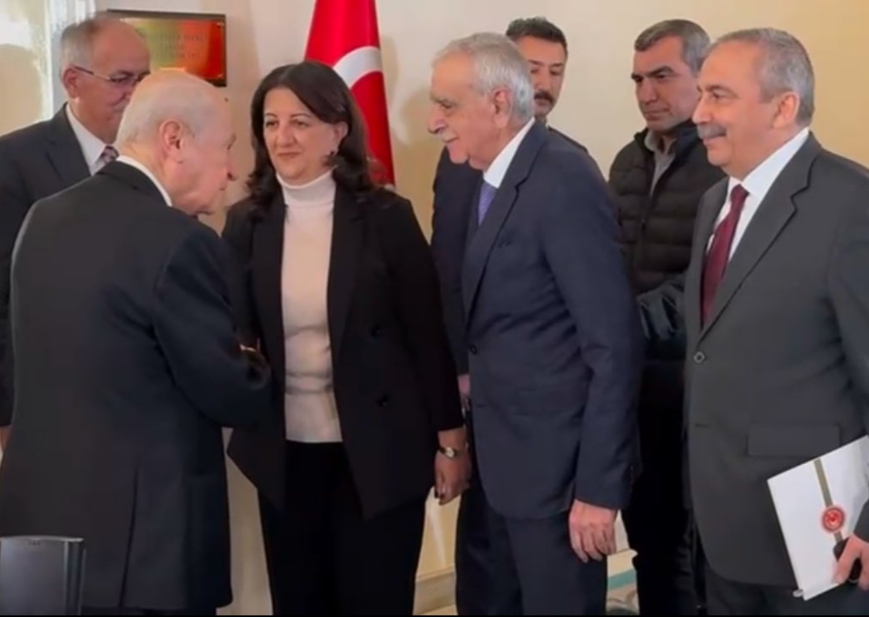 Ankara'da kritik temas: Devlet Bahçeli- DEM Parti heyeti arasında 40 dakikalık görüşme! Bahçeli, kapıda karşıladı