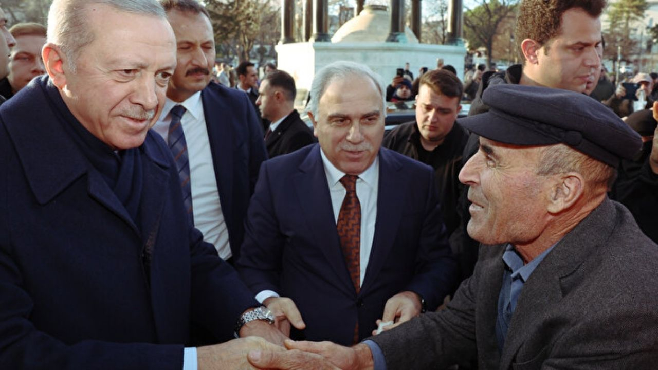 Cumhurbaşkanı Erdoğan Sultanahmet’te halkla buluştu: Gençlerden yoğun ilgi!