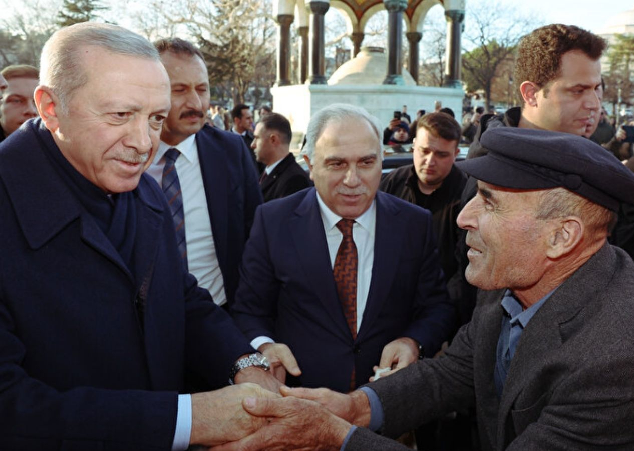 Cumhurbaşkanı Erdoğan Sultanahmet’te halkla buluştu: Gençlerden yoğun ilgi!